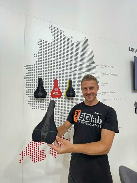 SQ-Lab-Entwicklungsleiter Max Holz zeigt einen der in Deutschland gefertigten Sättel