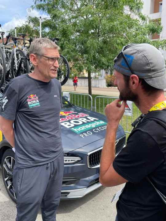 TOUR-Redakteur Jens Klötzer im Gespräch mit Rolf Aldag.