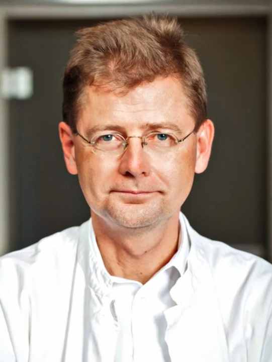 “Es gibt eine US-Studie, die zeigt, dass die Einnahme einer einzigen Tablette Doxycyclin das Infektionsrisiko um rund 87 Prozent senkt, nimmt man sie in den ersten 72 Stunden nach dem Stich”, sagt Prof. Dr. med Tomas Jelinek ist Medizinischer Direktor des BCRT Berliner Centrum für Reise- und Tropenmedizin