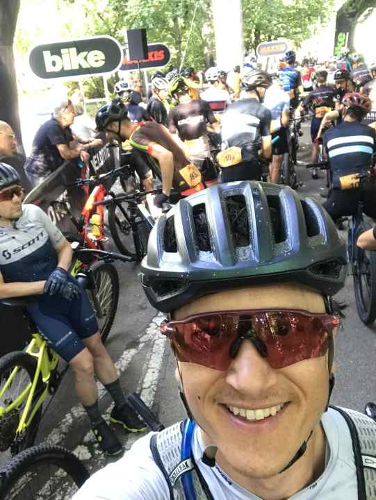 Frisch ausgeruht: David am Start zur 5. Transalp-Etappe 2022.
