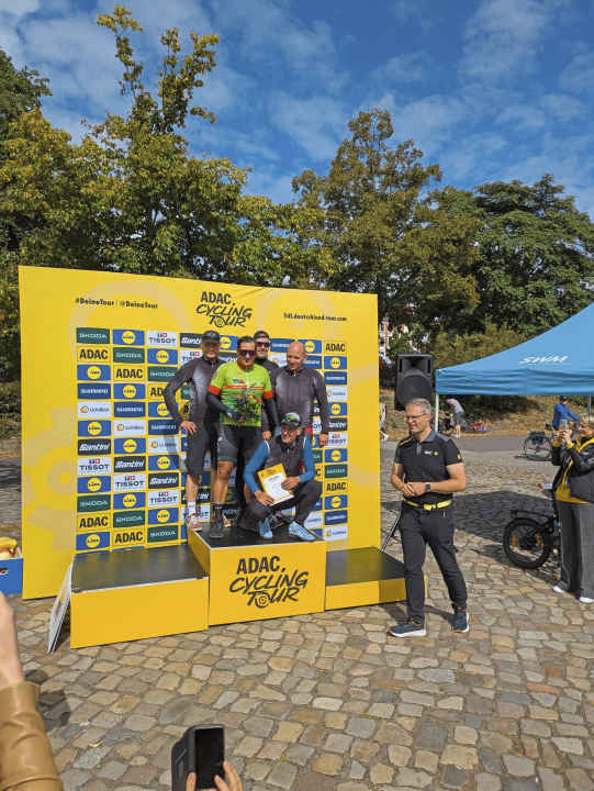 Siegerfreuden - Ricardo Schlemonat (vorne) mit dem Team Wobau auf dem Podium