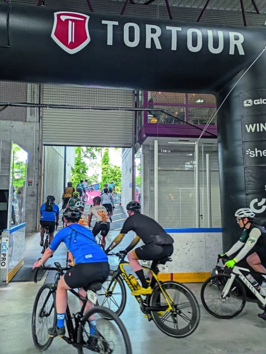 Kleine Halle: Von der Eissporthalle in Küsnacht geht es auf die Strecke.