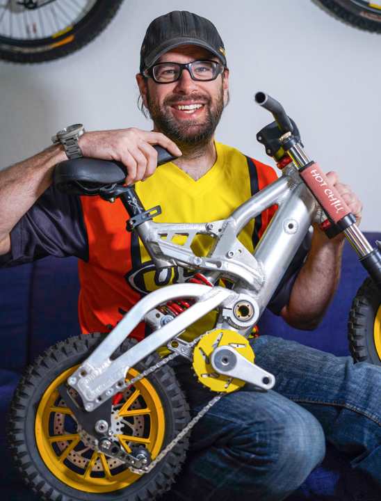 Sammler Sascha: „Ich brauch’ drei Stunden, um alle Reifen aufzupumpen.“ Das Mini-Bike wurde von Hot Chili nur als Messe-Gag geschweißt.