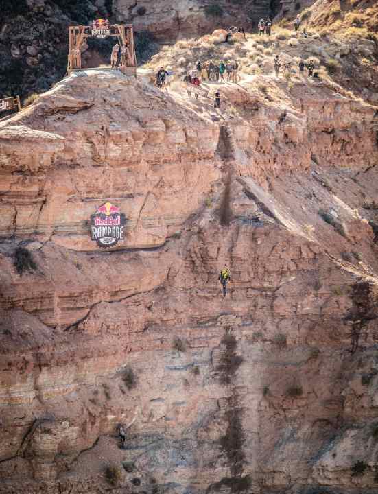 Mehr Fallen als Fahren: Pierre-Edouard Ferry wagt die steilste Abfahrt in der Geschichte der Red Bull Rampage mit gemessenen 63 Grad Gefälle.