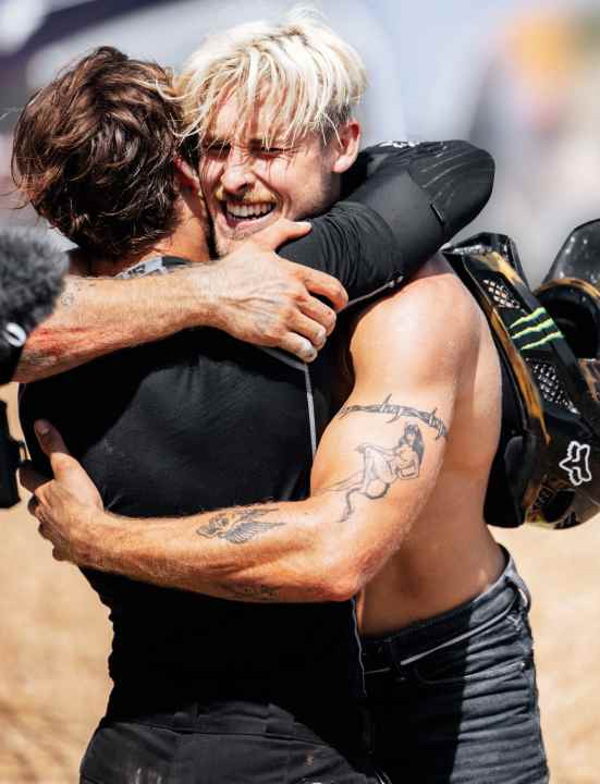 Elias Ruso (25) aus Österreich wurde beim Darkfest (die größten Jumps der Welt!) zum besten Rider gekürt – zum “King of Darkness”! Meist tritt Elias (re) im Doppelpack mit seinem Bruder Daniel auf.