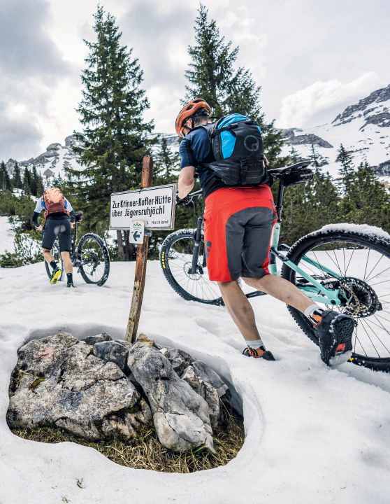 Ende Gelände: Schon auf 1400 Metern zwingt uns die geschlossene Schneedecke kurz vor der Soiern­hütte zum Schieben.