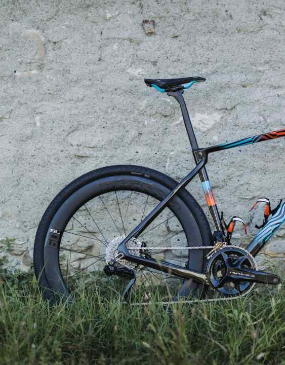 Die Felgen an Matej Mohoričs Rad sind 60 mm hoch, aus Carbon, haben 24 Messerspeichen und einen Verkaufspreis von 2200 Euro.