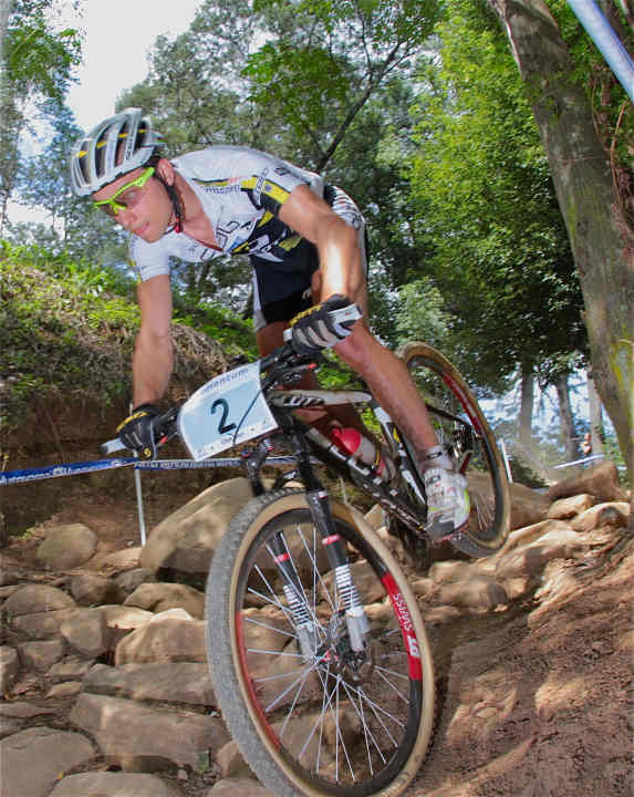   Nino Schurter in action in Südafrika – erster Worldcupsieg der Saison.