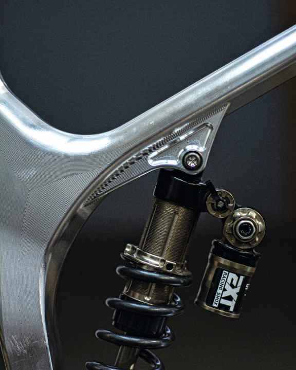   Der EXT-Dämpfer steht nahezu senkrecht im Bike und quetscht je nach Setup 135 oder 145 Millimeter aus dem Hinterbau.