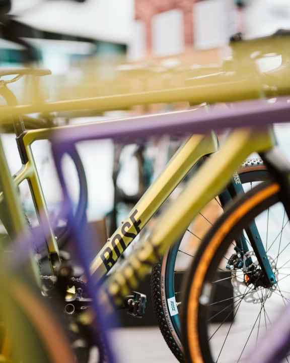 Neben Rose haben die meisten Bike-Hersteller die Preise für 2022 deutlich angehoben. Mehr zu den <a href="https://www.bike-magazin.de/mtb_news/szene_news/preiserhoehung-bikes-2022" target="_blank" rel="noopener noreferrer nofollow">Gründen für flächendeckende Preiserhöhungen bei Mountainbikes und Fahrrädern lesen Sie hier</a> .