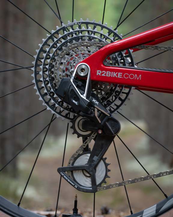 Fast serienmäßig: Die Schaltung hat “nur” einen Tuning-Schaltkäfig und Leichtlaufröllchen von CeramicSpeed bekommen.