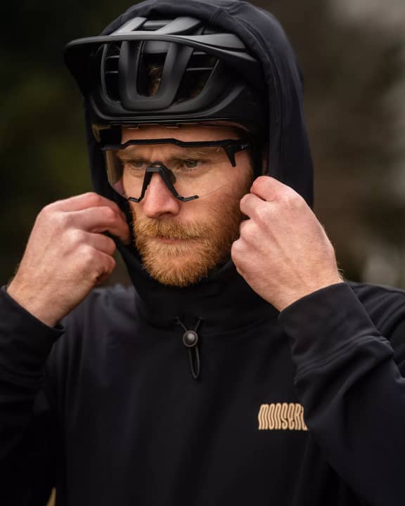 Praktisch: Die dehnbare Kapuze ist mit einer elastischen Kordel ausgestattet und kann über den Helm gezogen werden. Die elastische Kordel bietet Bewegungsfreiheit beim Drehen des Kopfes.