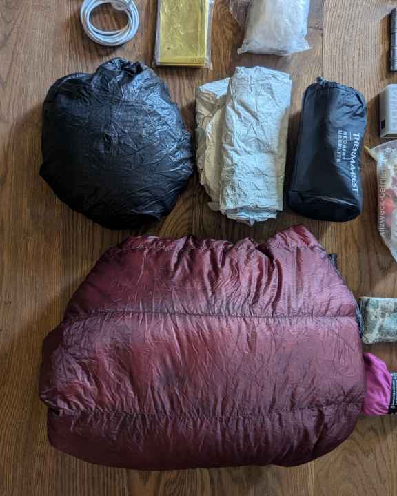 Flatlay Schlafequipment
