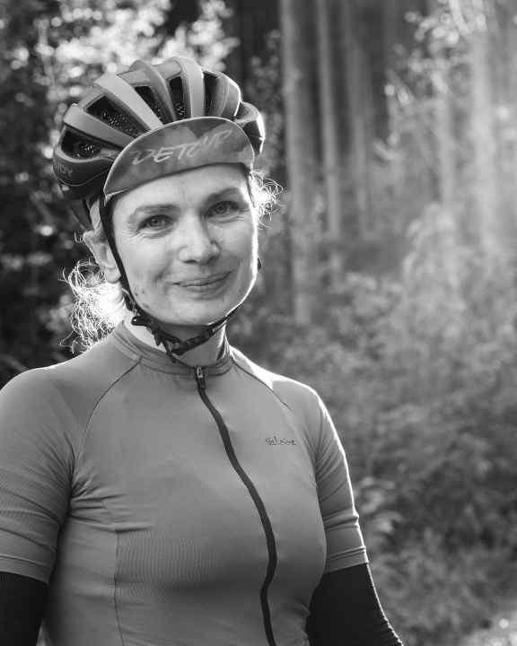 Liebt die Langstrecke und schläft zur Not auch mal im Bushäuschen - Sandra Schuberth, Test-Redakteurin