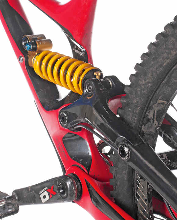   Specialized Show-off: Der asymmetrische Sitzdom mit dem frei liegenden, eidottergelben Öhlins-Dämpfer wirkt extravagant, doch bei dieser Performance, darf das Ego ruhig mal aufblenden.