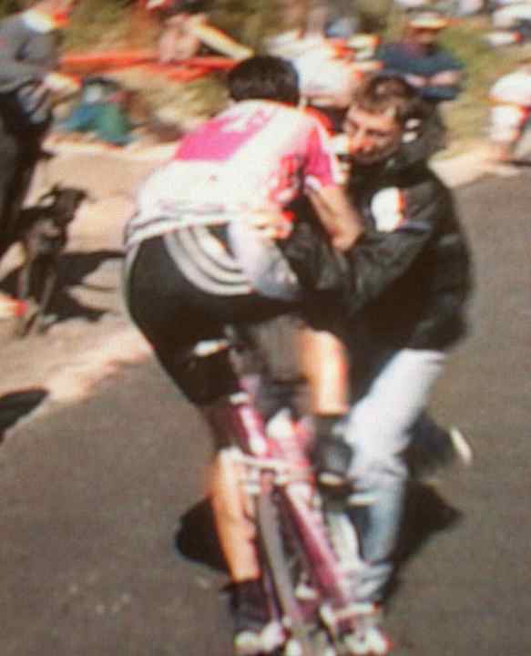 Ein Hobbyfotograf holt Giuseppe Guerini 1999 in Alpe d’Huez vom Rad
