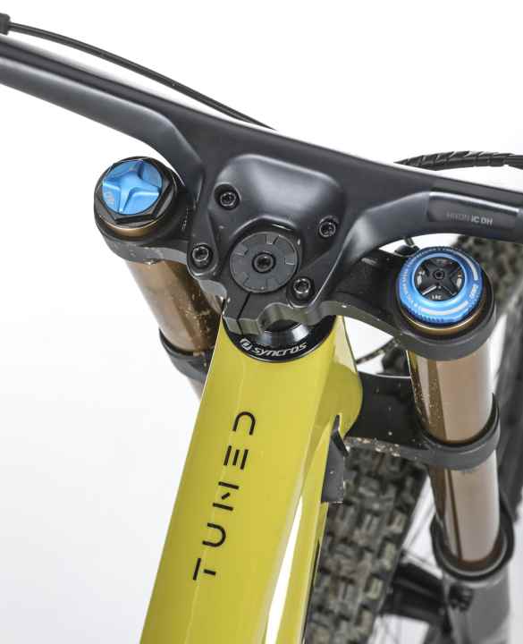 Kohle-Cockpit: Die Schweizer statten ihr Großkaliber mit der futuristischen Carbon-Lenker-Vorbau-Einheit aus. Der Lenkwinkel lässt sich durch einen mitgelieferten zweiten Steuersatz variieren.