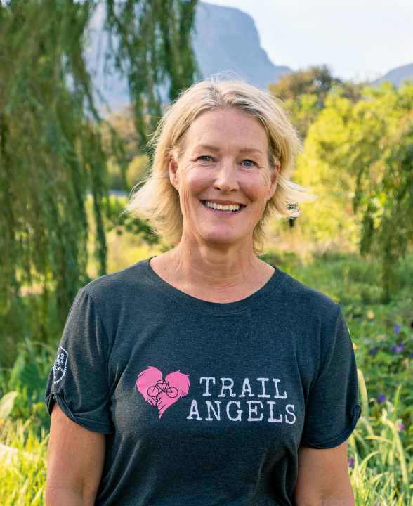 Nikki Haywood startet seit 2011 mit ihren Trail Angels durch, dem größten Frauen- Fahrradnetzwerk in Südafrika. Die passionierte Pilates- Trainerin bringt Frauen zum Radfahren in Gemeinschaft und dadurch zum Sport. | Markus Weinberg