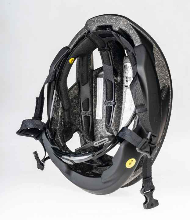 Rennradhelme im Test: Der neue Rotationsschutz Mips NF macht die Gleitschichten fast unsichtbar, beeinträchtigt den Trage­komfort nicht und funktioniert gut