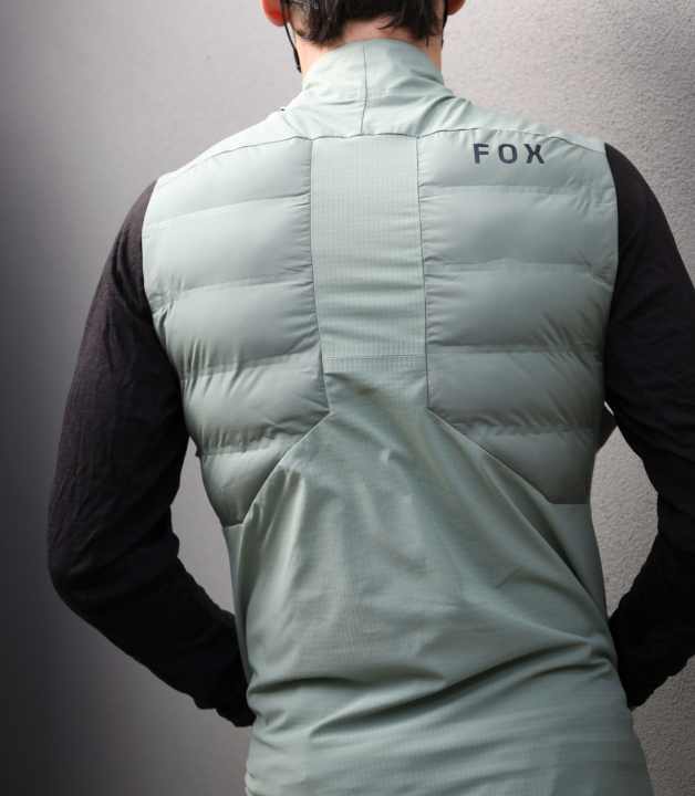 Endlich: Bei der Fox Flexair ist das wärmende Material am Rücken ausgespart. Sinnvoll, denn hier kommt man besonders mit Rucksack ins Schwitzen.