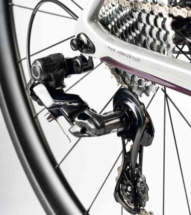 Campagnolo bietet noch hochwertige Gruppen ohne Elektronik, die Chorus ist derzeit das günstigste Zwölffach-Getriebe