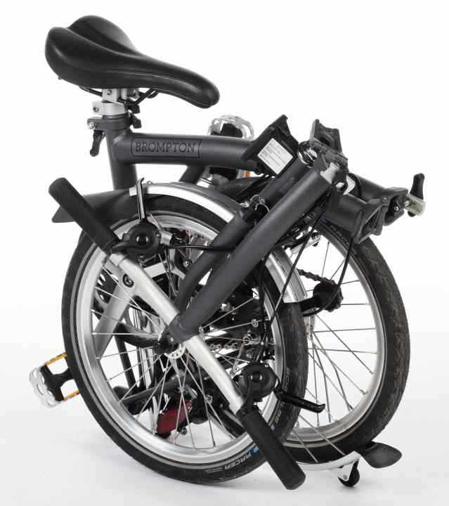 Konkurrenzlos: Das Brompton fügt sich ins kleinste Faltmaß im Test