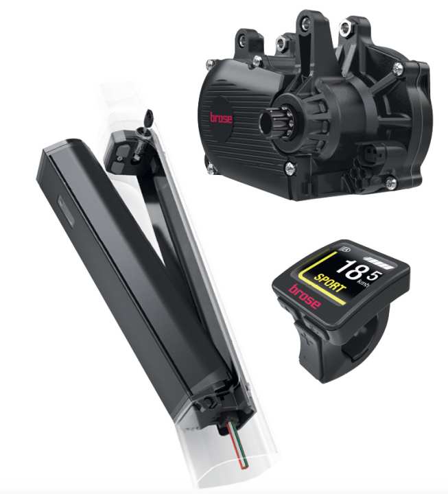    Brose Drive SMag Komplettsystem: Mit dem Arrangement aus Antrieb, Batterie und Display bietet Brose erstmals ein Komplettsystem an. Der neue SMag-Motor hat dabei an Kraft zugelegt und kommt in einem leichten Magnesiumgehäuse. Die Batterie ist für die Integration im Unterrohr gebaut und besitzt 630 Wattstunden. Für den Test stellte uns Brose ein Sample-Bike mit dem Komplettsystem zur Verfügung, im Laden werden Bikes mit dem neuen Akku vermutlich erst im Herbst 2020 stehen.