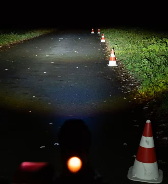 Cateye GVolt 100: Deutlich breiter Spot im entfernten Bereich des Leuchtprofils, im Nahbereich schwache Ausleuchtung.