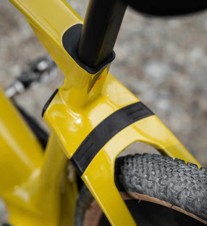   Ein spezielles Carbon-Layup des Hinterbaus und das D-Profil der Sattelstütze generiert viel Sitzkomfort. Zusätzlich kommt ein Elastomer als Dämpfungselement zum Einsatz, das zehn Millimeter Federweg liefert.