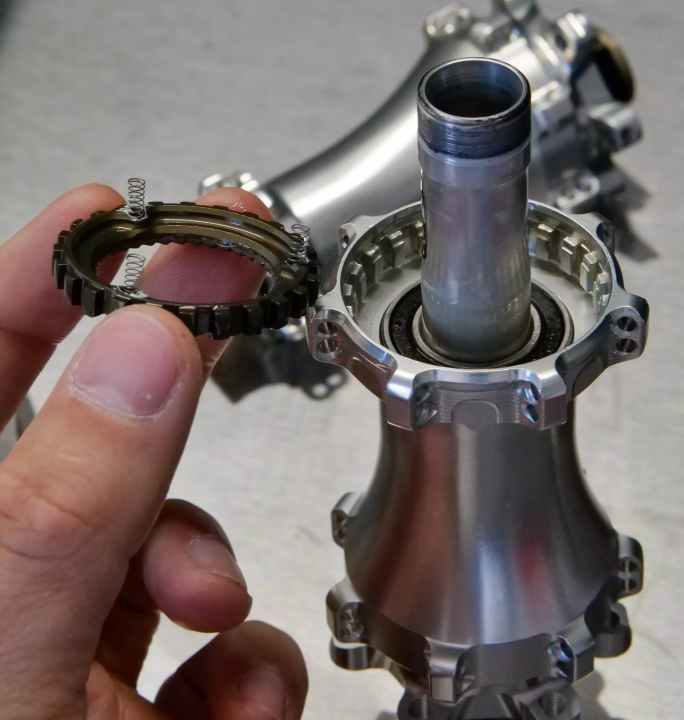 Feinste Mechanik und Vorder- und Hinterradnabe wiegen etwa so viel zusammen wie eine herkömmliche.