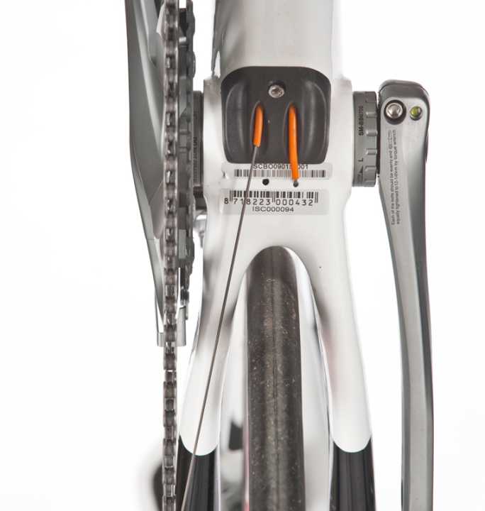   Innen verlegte Schaltzüge machen den Service oft zum Geduldsspiel – es sei denn, der Zugaustritt ist so clever gelöst wie hier bei Isaac 