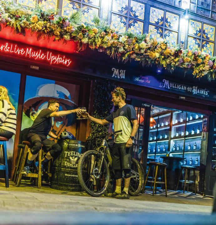 Vom Ticknock-Mountain direkt ins Dubliner Nachtleben. Dabei werden wir trotz Bike-Montur vom Feiervolk nicht mal schief angeschaut.