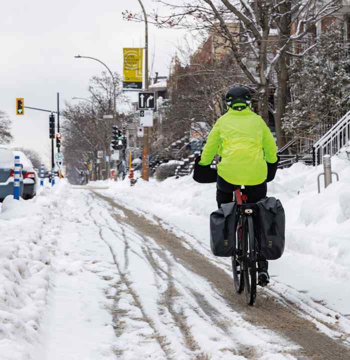 Radfahren im Winter: Schnee auf dem Radweg? Besonders vorsichtig fahren – oder die Straße nutzen, denn das ist bei Schnee erlaubt.