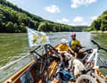 Das ist mal ein Shuttle zum Trail-Einstieg: Mit der Zille in den Donau-Durchbruch! Okay, bei den Höhenmetern hilft der Holzkahn später nicht.