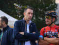 Der frühere Sieger Vincenzo Nibali spricht vor dem Start mit Mikel Landa