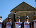 Tadej Pogacar (Mitte) mit seinen Teamkollegen vor dem Start des Rennens Clasica Jaen Paraiso Interior