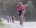Rund 50 Kilometer vor dem Ziel eröffnet Alberto Bettiol das Finale mit einer Attacke