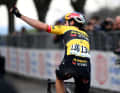 Wout van Aert ist im Finale in einen Sturz verwickelt, kann das Rennen aber fortsetzen