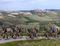 Kämnas Team Bora-Hansgrohe kümmert sich um die Nachführarbeit im Peloton