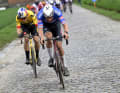 Mathieu van der Poel eröffnet das Finale mit einer Attacke rund 80 Kilometer vor dem Ziel, der zunächst nur Wout van Aert folgen kann