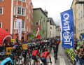 Das Peloton am Start der 1. Etappe der Tour of the Alps 2023 in Rattenberg