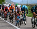 Eine große Ausreißergruppe setzt sich vom Peloton ab