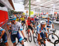 Der neutrale Start der 6. Etappe erfolgt in einem Supermarkt