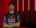 Nico Denz mit seiner neuen Arbeitskleidung. Das Logo des neuen Sponsors ist unverkennbar auf der Brust zu sehen