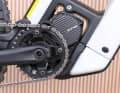 Gedrehter Motor: Der freistehende Shimano EP8 wurde nach oben gedreht, um Bauraum für die Entnahme der Batterie zu schaffen. Gehalten wird der Motor von einem C-förmigen Carbon-Profil.