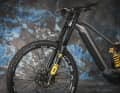 Die Doppelbrückengabel von Öhlins bringt dem Nduro eine brachiale Optik. Im Gelände verlangt sie nach Speed, dann vereint die steife Forke sensibles Ansprechen mit perfekter Kontrolle und präzisem Lenkverhalten.