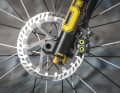 Die Magura MT7 mit dicken 220er-Scheiben überzeugten im Test mit massig Bremspower. Voraussetzung: Die Anlage muss gut eingebremst und penibel entlüftet sein.