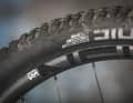 Die superleichten Newmen-Laufräder mit Carbonfelgen bringen dem Bike ein spritziges und leichtfüßiges Handling.