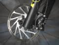 Srams Trail-Bremse G2 zeigt sich wenig bissig. Die Enduro-Bremse Code würde einem E-MTB deutlich besser stehen.