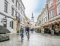 Die aus dem 18. Jahrhundert stammende Altstadt Bratislavas ist für ihre belebten Bars und Cafés bekannt.
